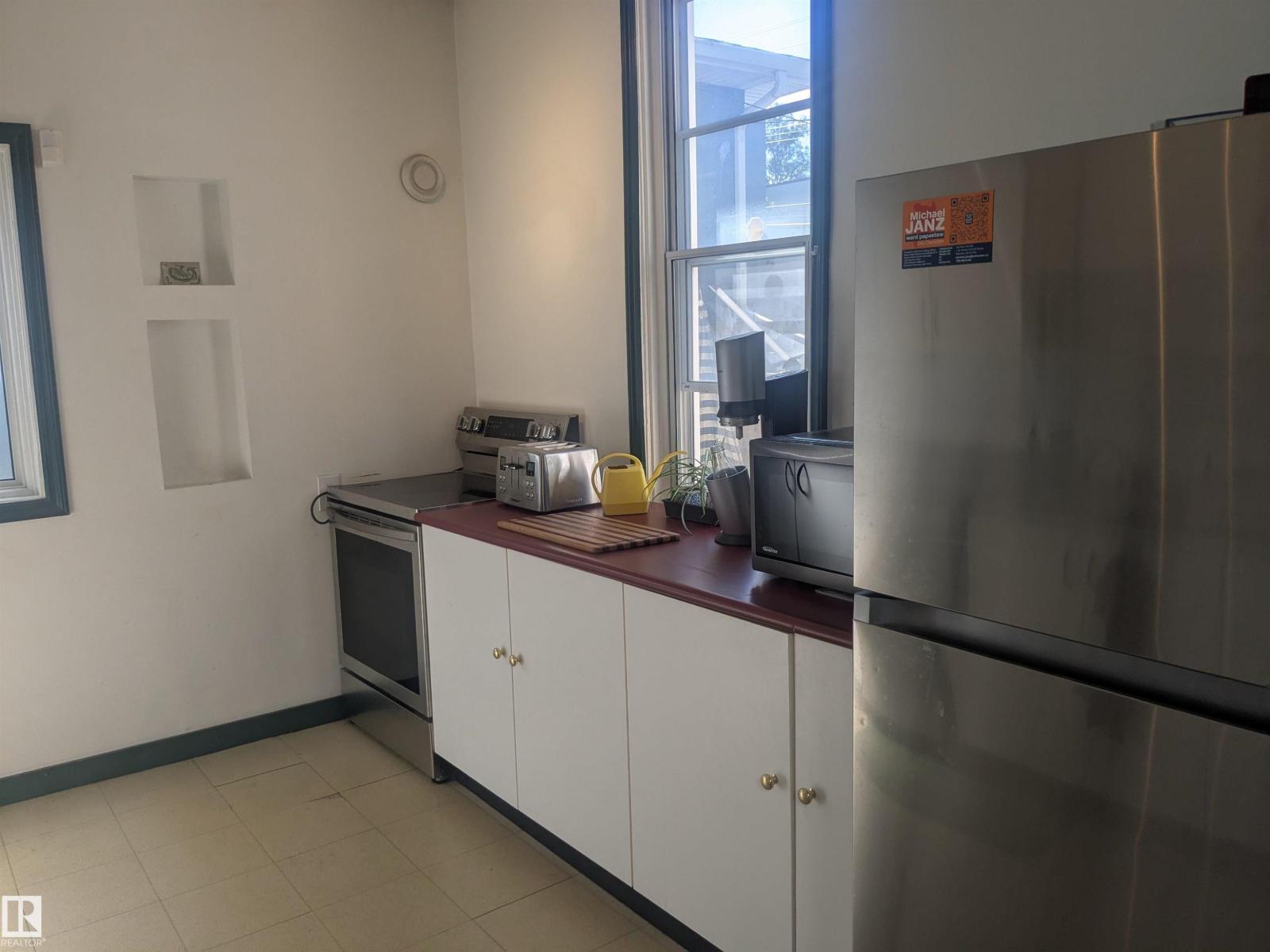Photo 10 of 8416 104 St Nw, Edmonton AB