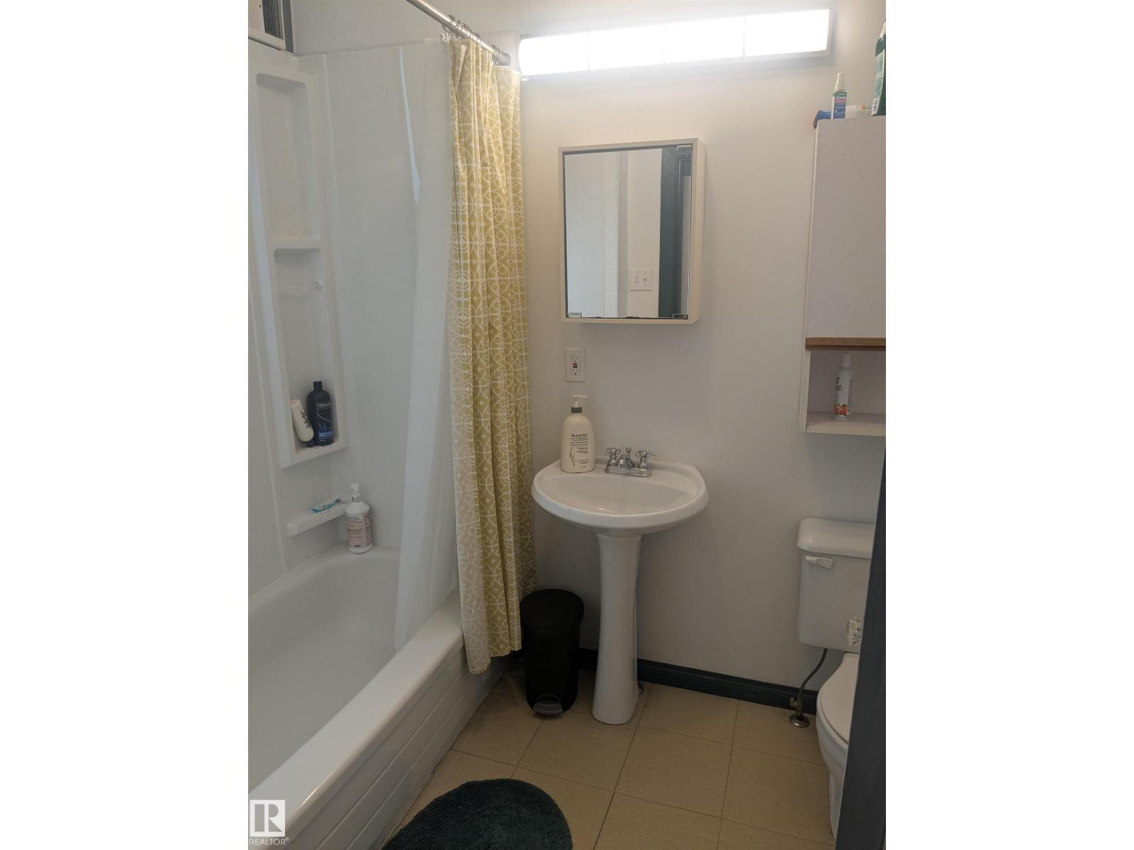 Photo 17 of 8416 104 St Nw, Edmonton AB
