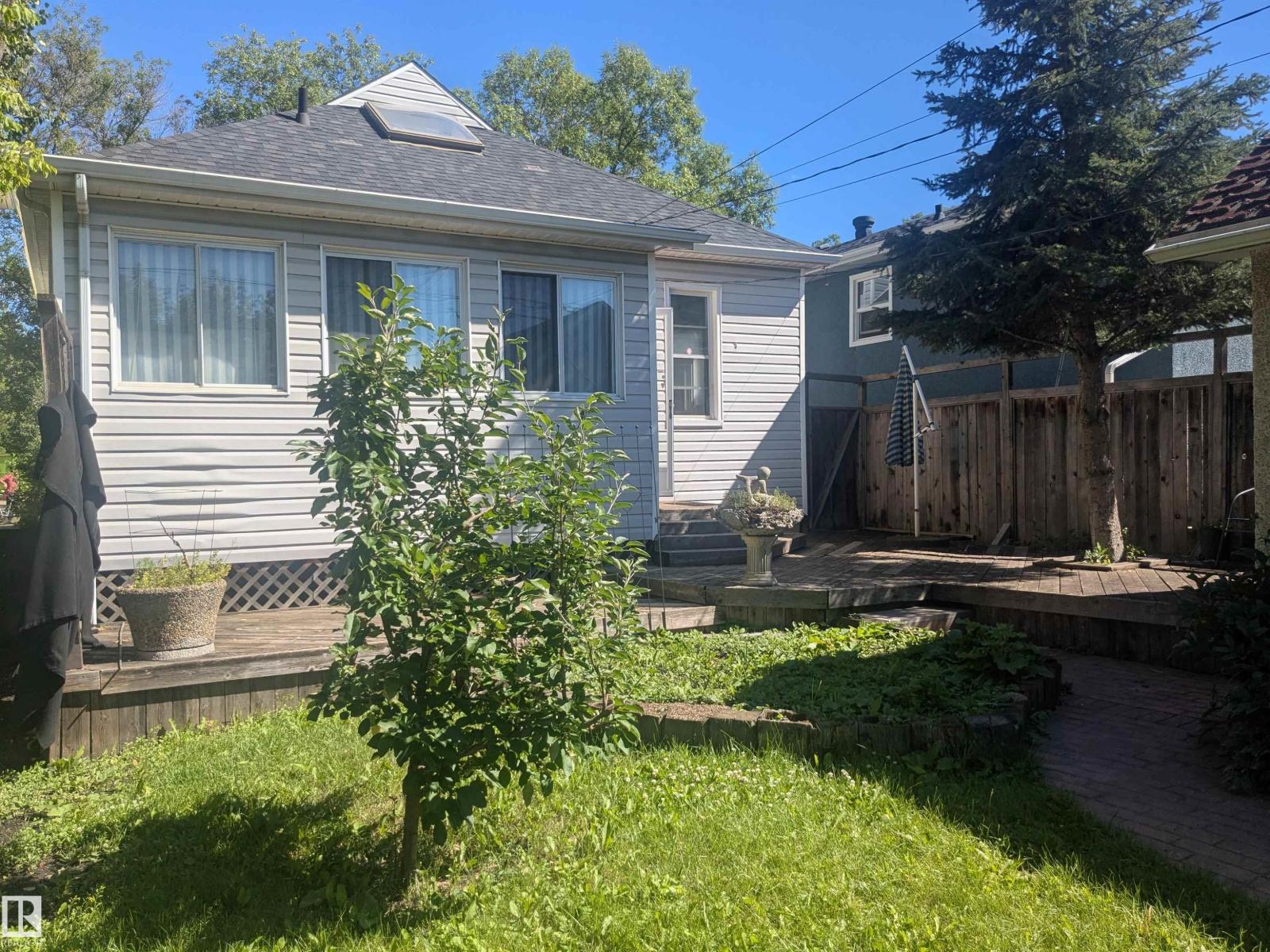 Photo 24 of 8416 104 St Nw, Edmonton AB