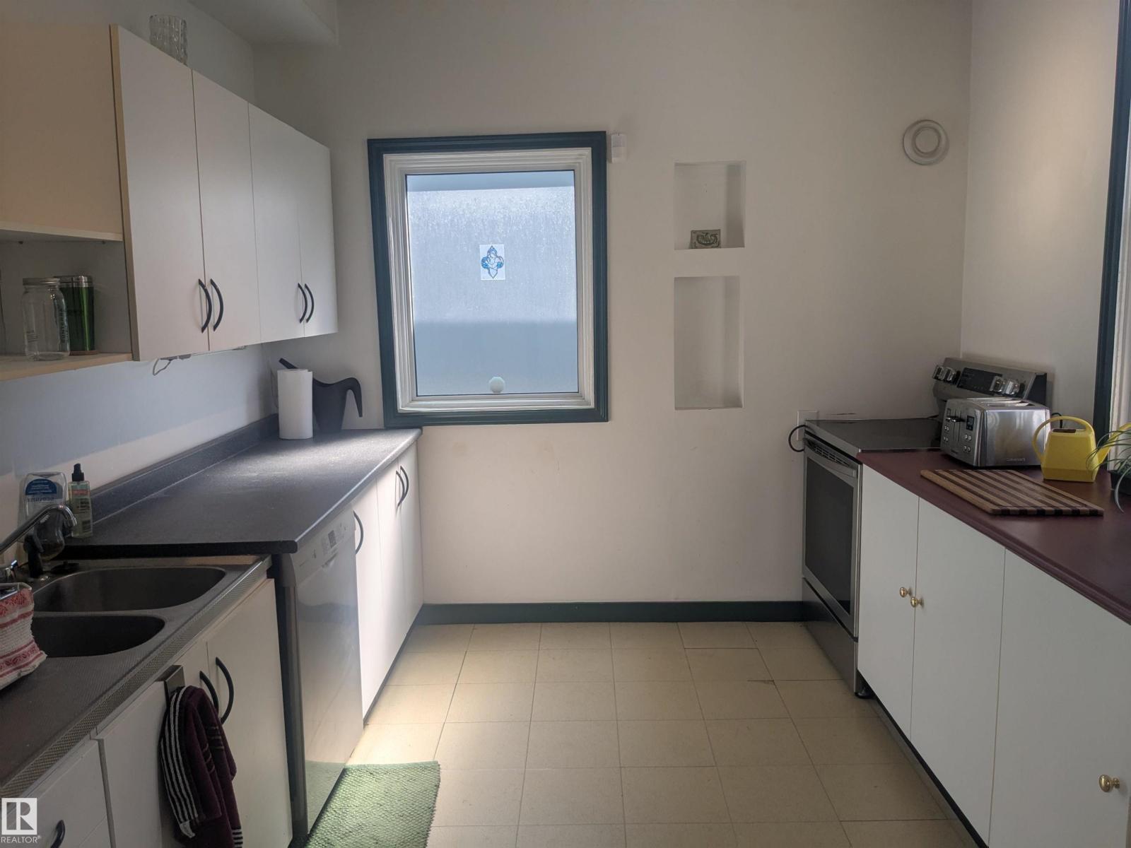 Photo 9 of 8416 104 St Nw, Edmonton AB