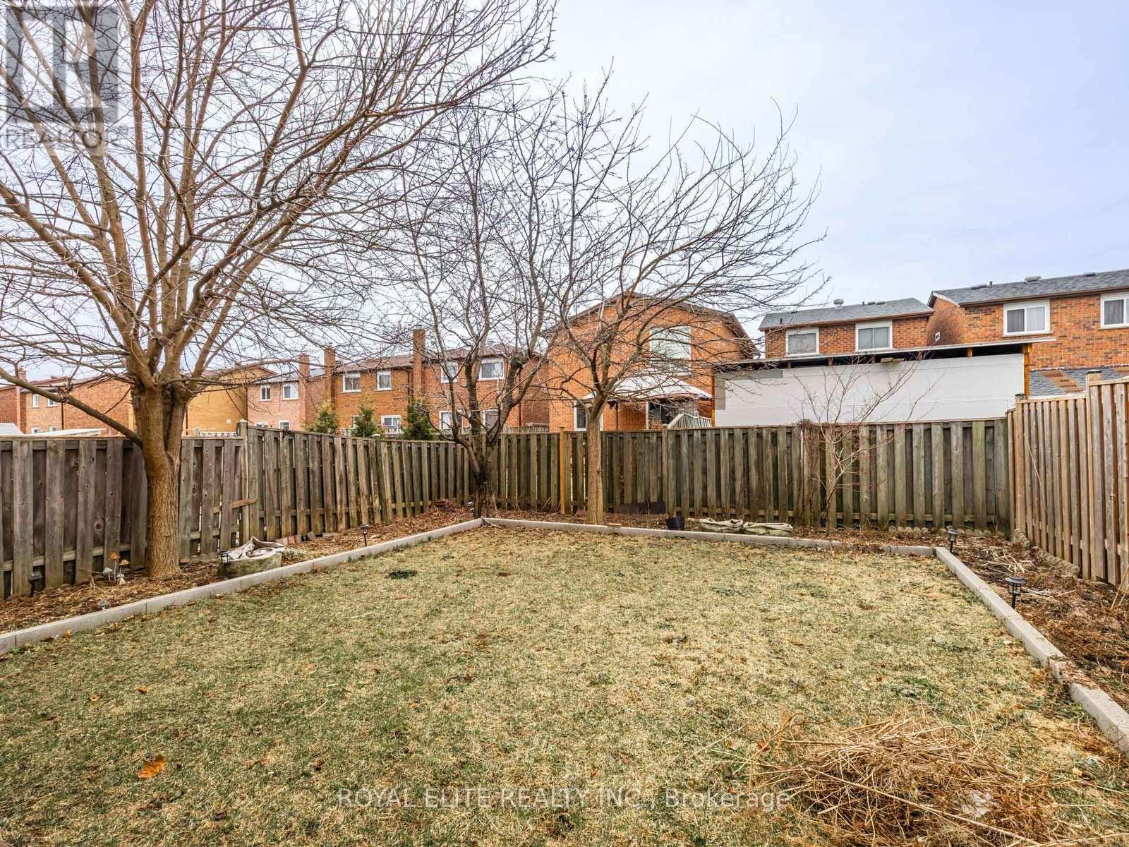 Photo 2 of 29 Ashmore Crescent, Markham ON