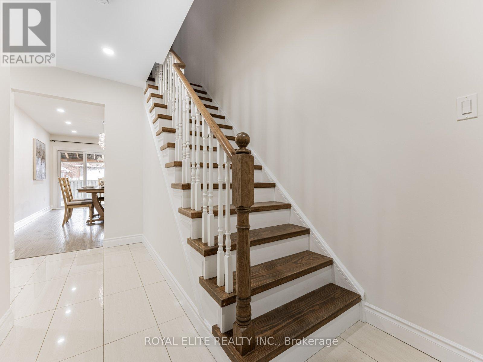 Photo 8 of 29 Ashmore Crescent, Markham ON