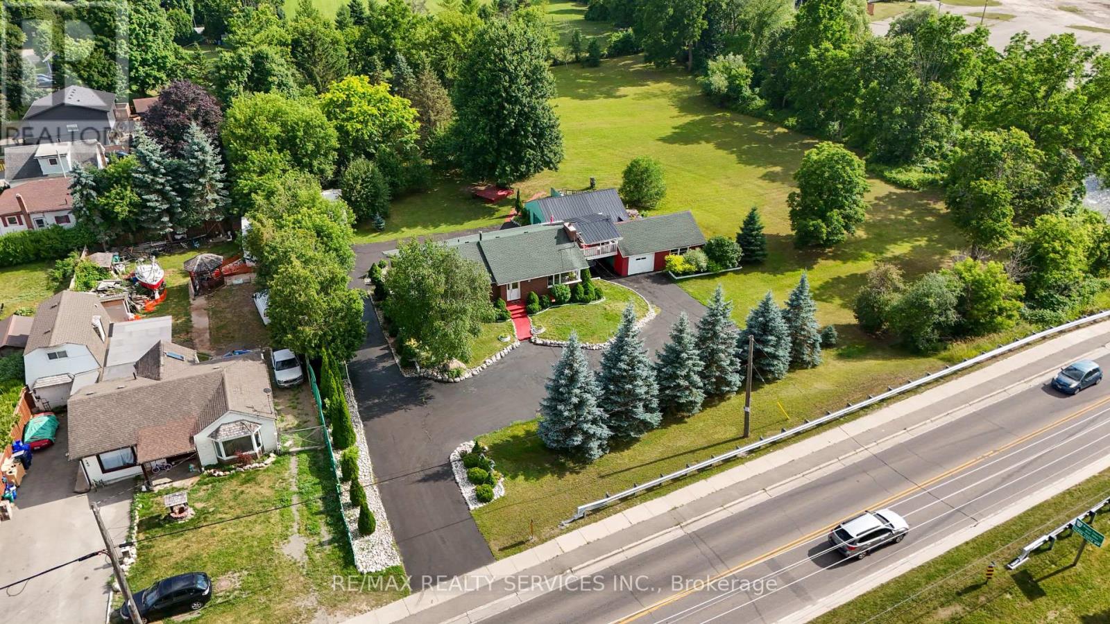 Photo 3 of 538 Guelph Street, Halton Hills ON