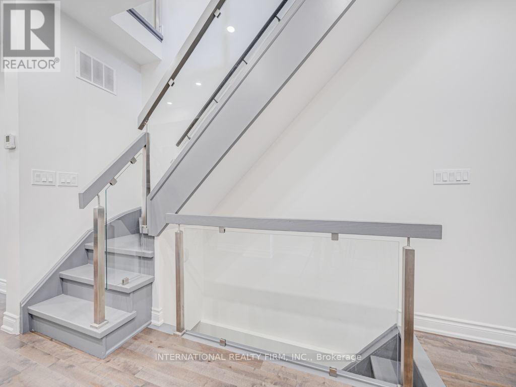Photo 11 of 717 Palmerston Avenue, Toronto ON