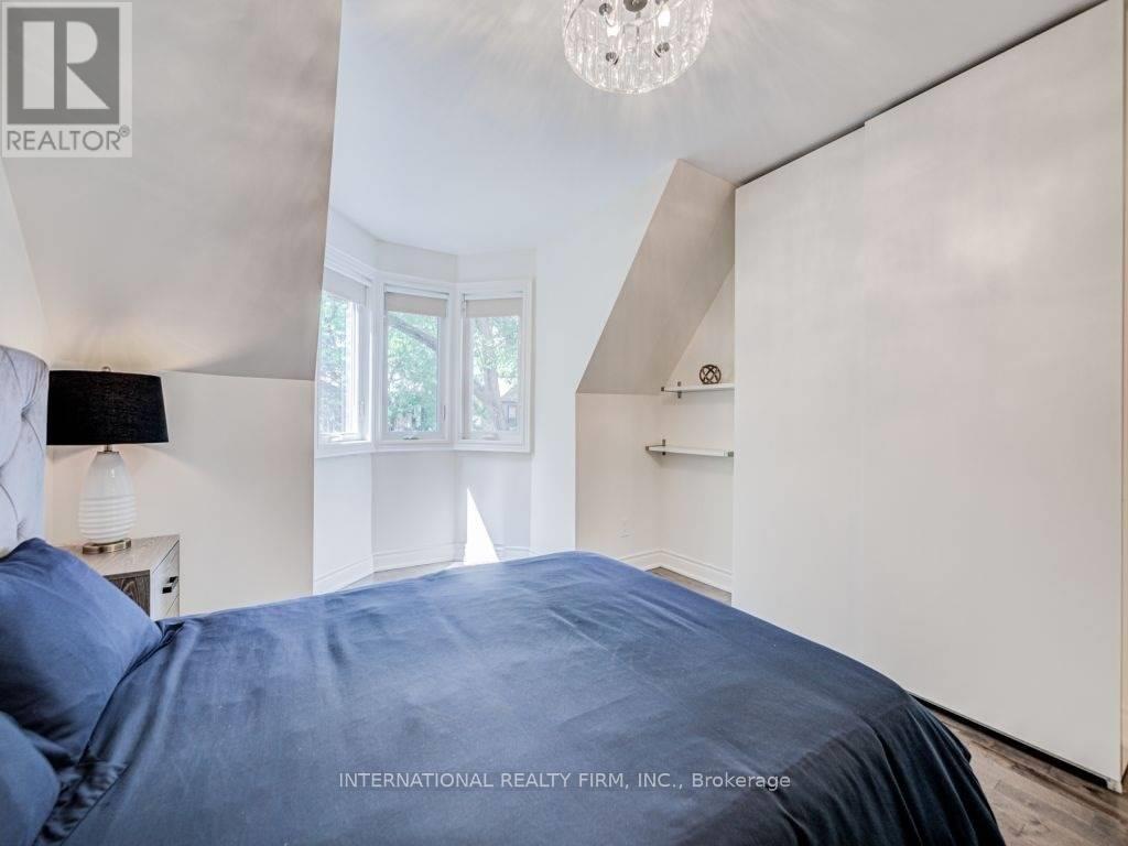 Photo 12 of 717 Palmerston Avenue, Toronto ON
