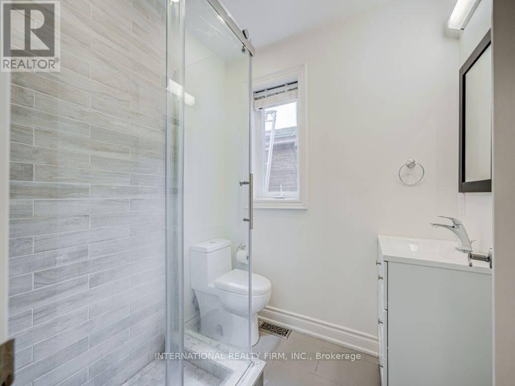 Photo 13 of 717 Palmerston Avenue, Toronto ON