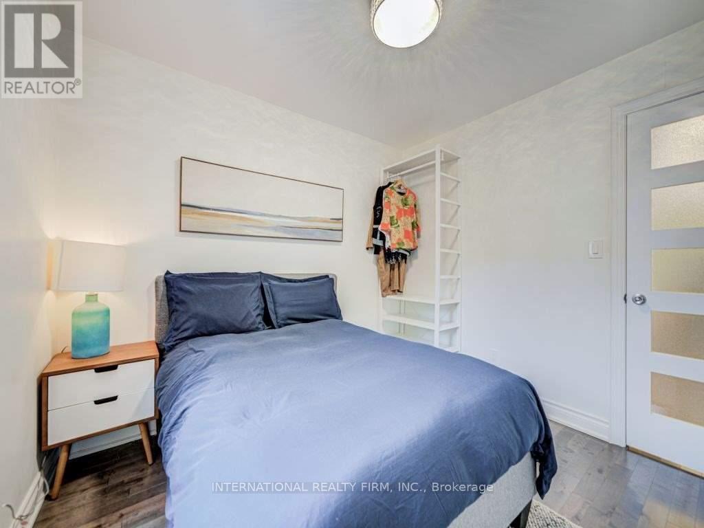Photo 15 of 717 Palmerston Avenue, Toronto ON