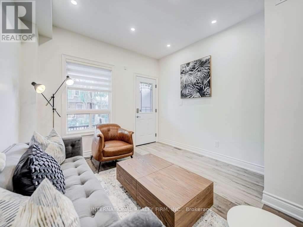 Photo 2 of 717 Palmerston Avenue, Toronto ON