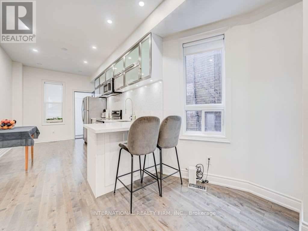 Photo 4 of 717 Palmerston Avenue, Toronto ON