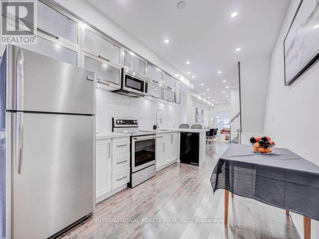 Photo 5 of 717 Palmerston Avenue, Toronto ON