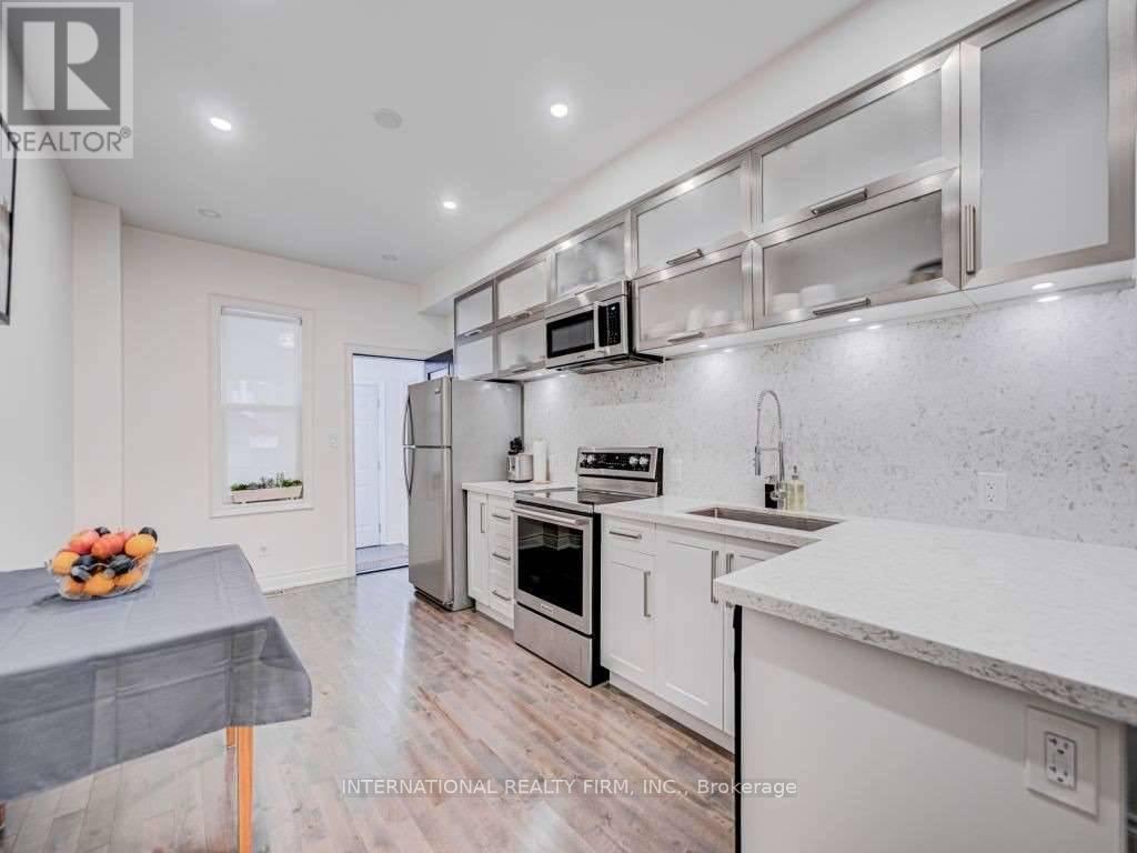 Photo 6 of 717 Palmerston Avenue, Toronto ON