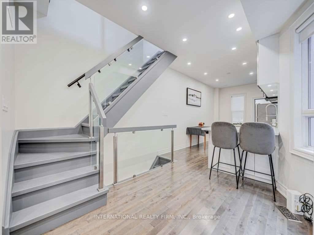 Photo 8 of 717 Palmerston Avenue, Toronto ON