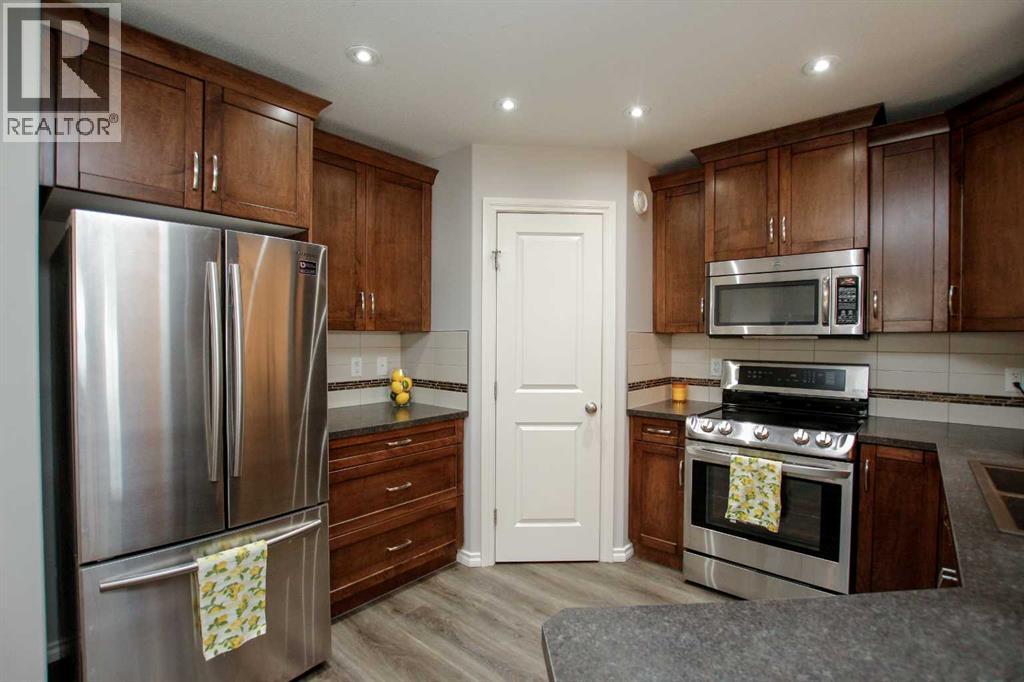 Photo 9 of 73 Bowman Circle, Sylvan Lake AB