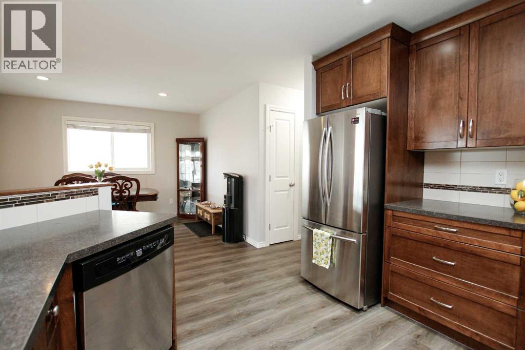 Photo 12 of 73 Bowman Circle, Sylvan Lake AB