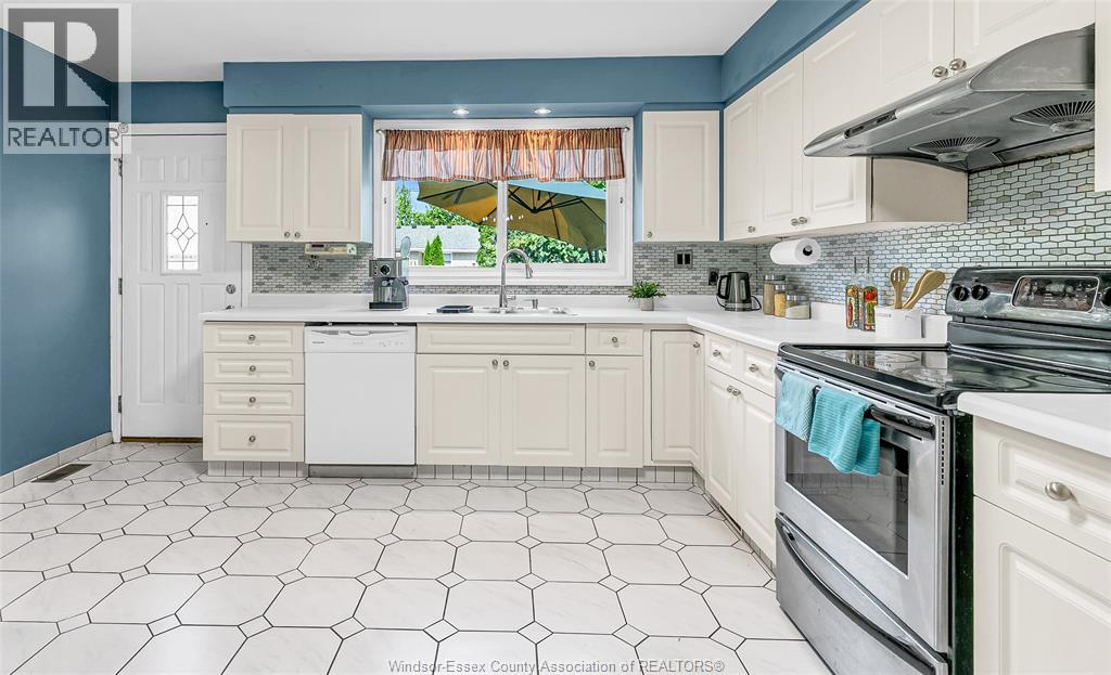 Photo 8 of 2418 Mark Avenue, Windsor ON