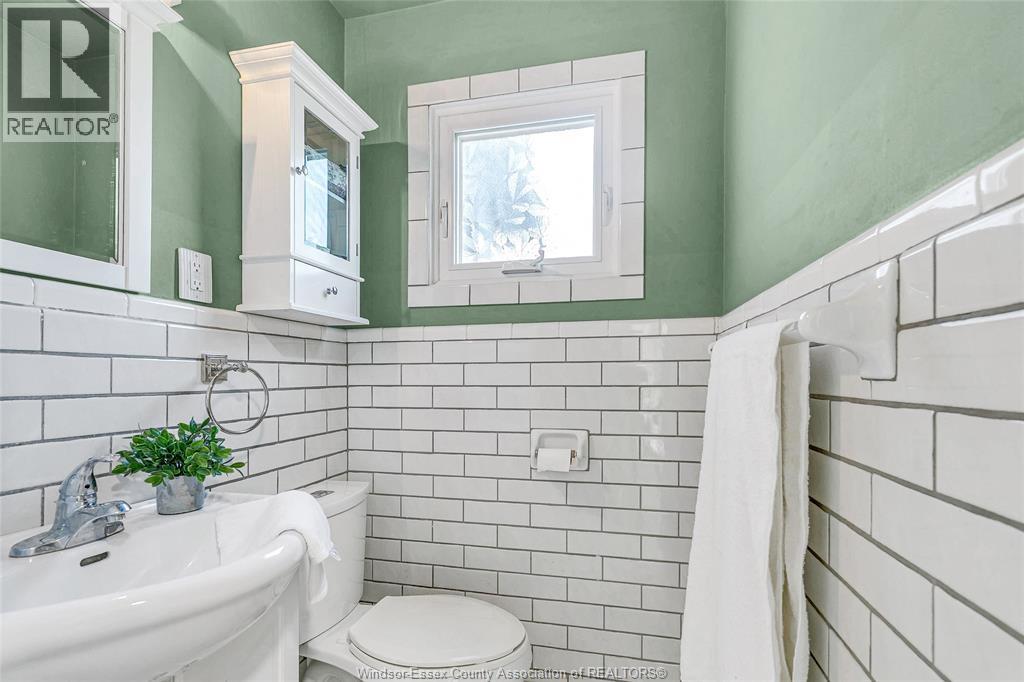 Photo 18 of 2418 Mark Avenue, Windsor ON