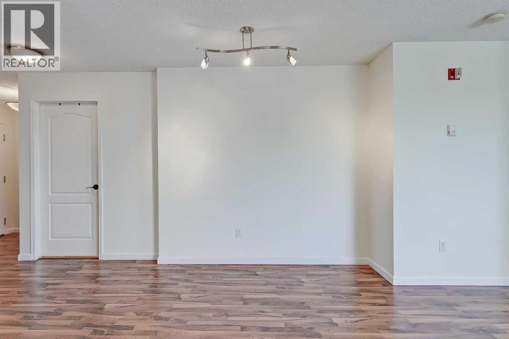 Single Family House for Sale in   Sierra Morena Mews SW Signal Hill Calgary 