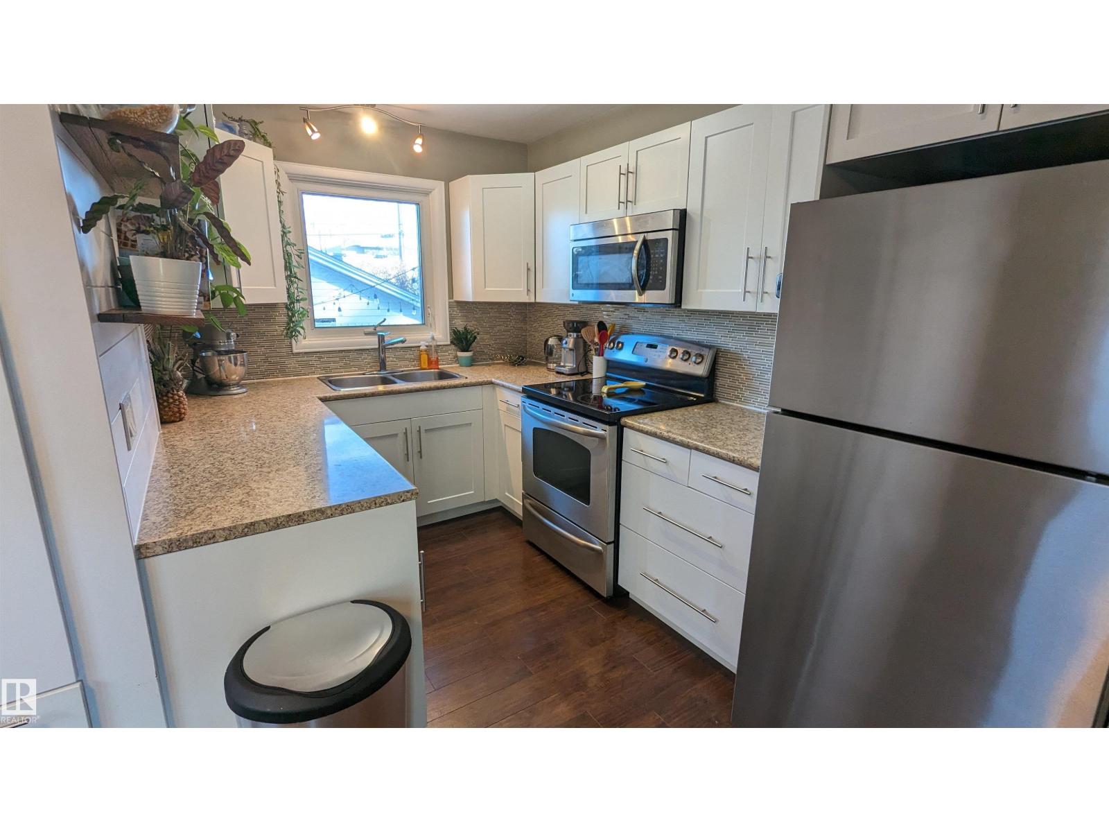 Photo 10 of 6519 104 A St Nw, Edmonton AB