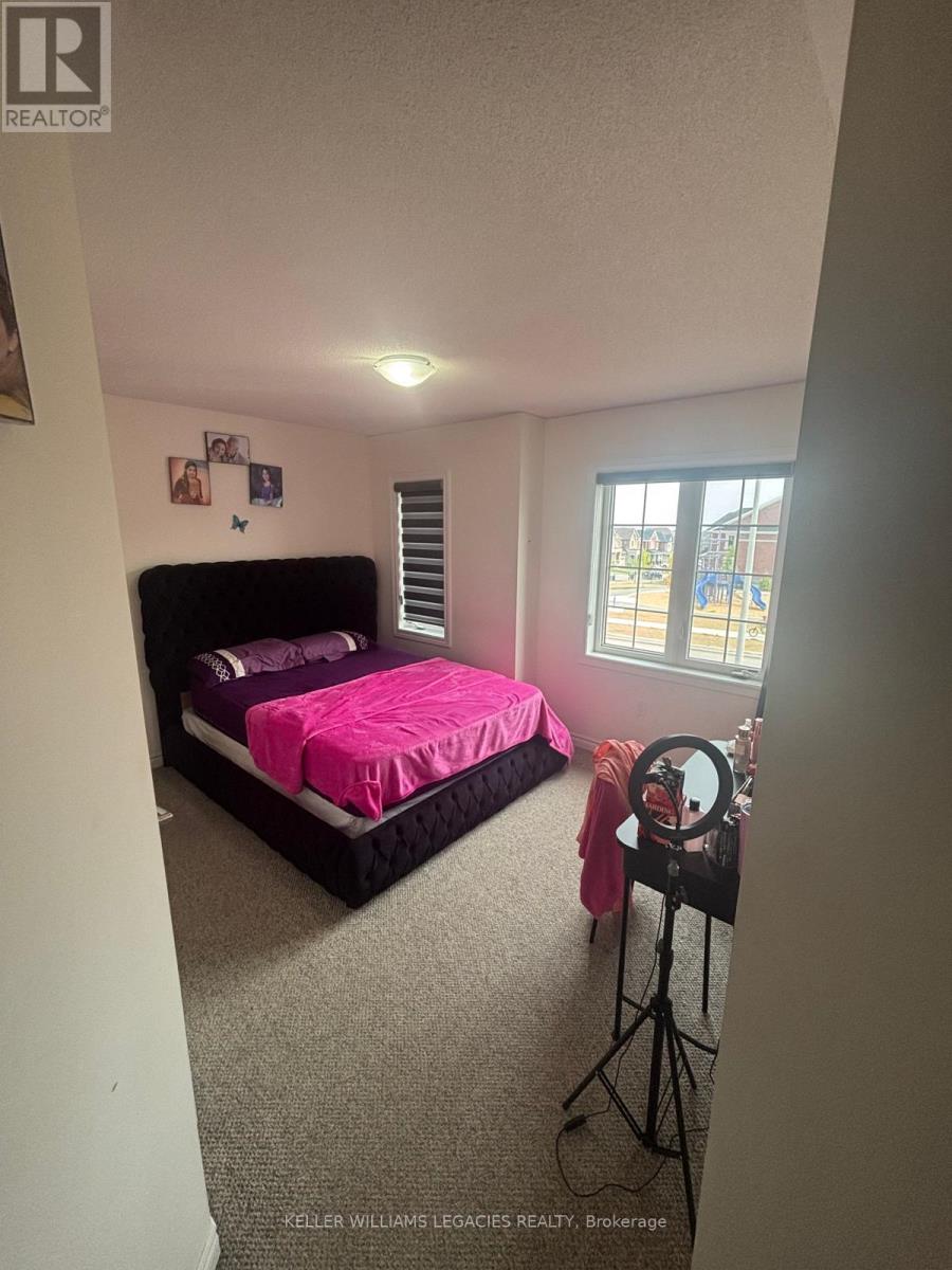 Photo 17 of 2300 Grainger Loop, Innisfil ON