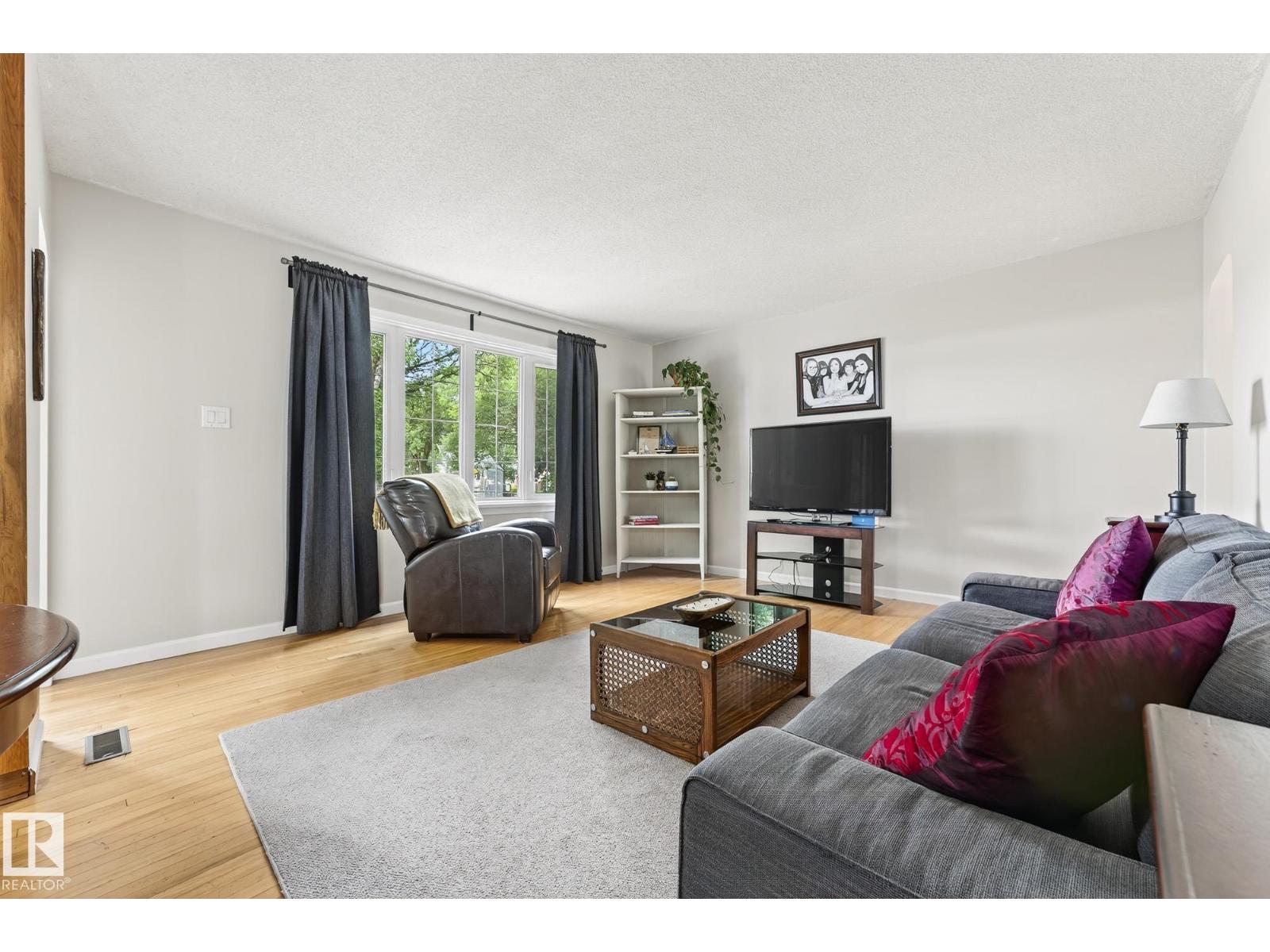 Photo 19 of 6359 105 A St Nw, Edmonton AB