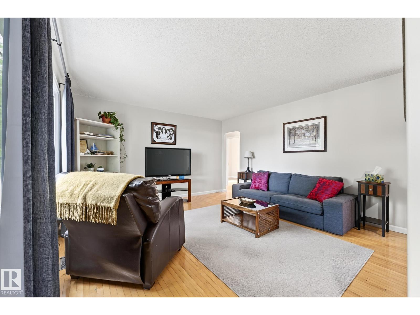 Photo 18 of 6359 105 A St Nw, Edmonton AB