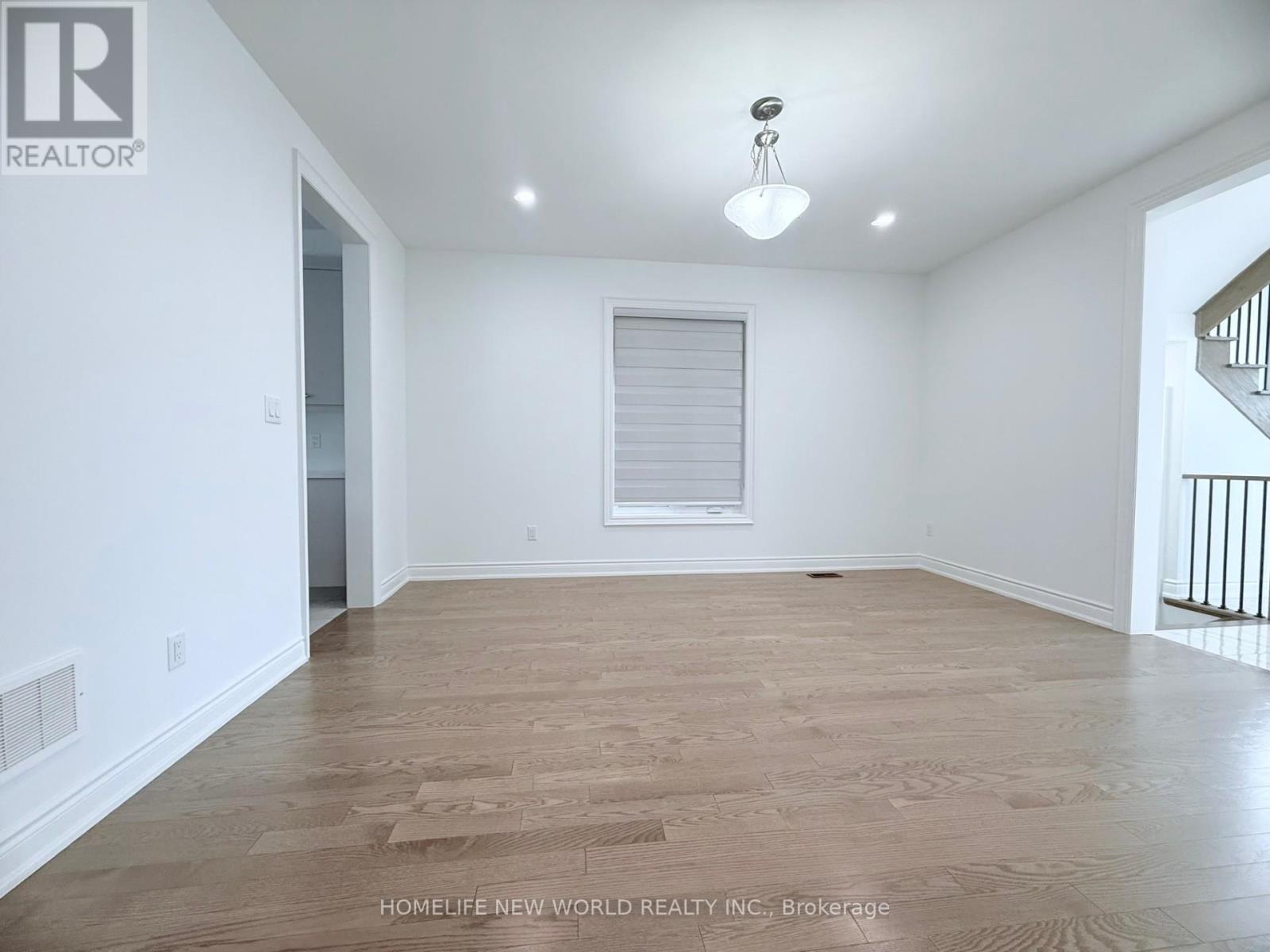 Photo 3 of 546 Baker Hill Boulevard, Whitchurchstouffville ON