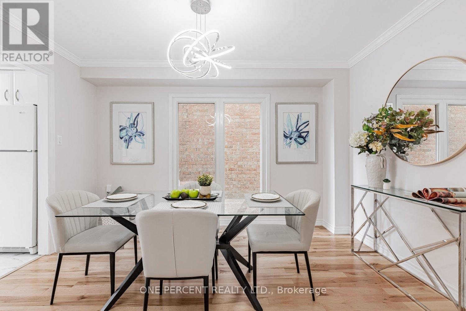 Photo 12 of 37 Lansbury Court, Vaughan ON