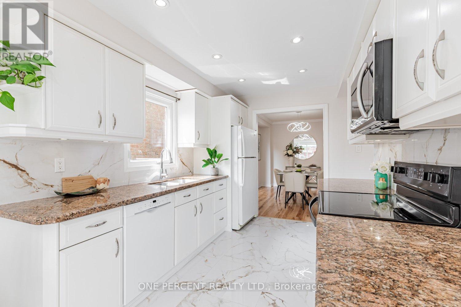 Photo 14 of 37 Lansbury Court, Vaughan ON