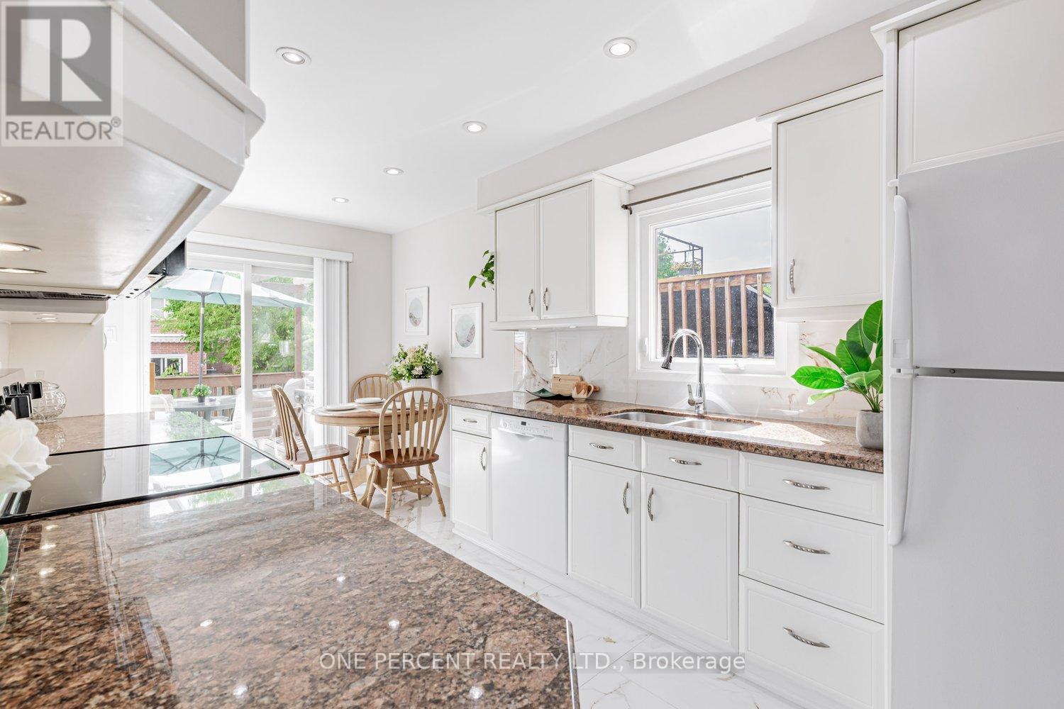 Photo 16 of 37 Lansbury Court, Vaughan ON