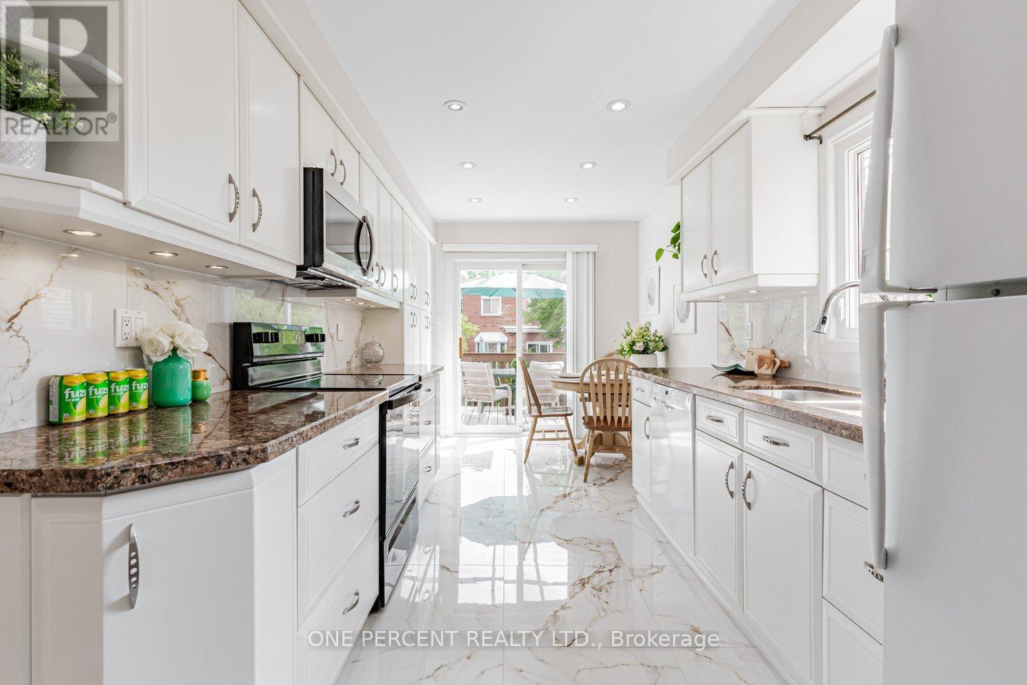 Photo 17 of 37 Lansbury Court, Vaughan ON