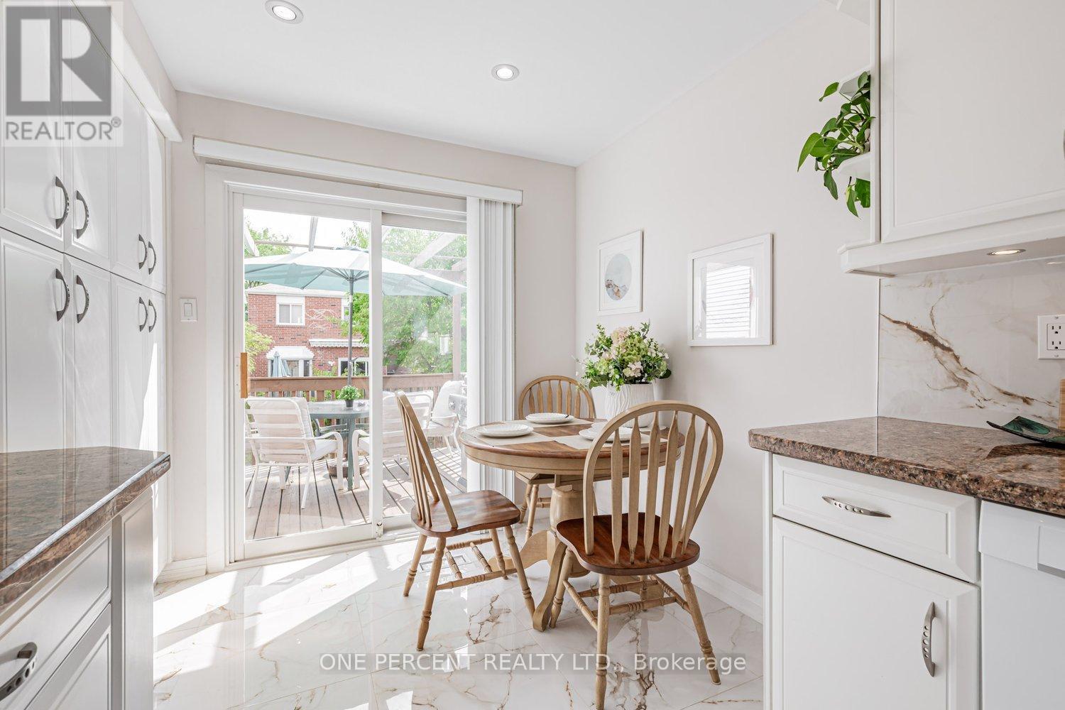 Photo 18 of 37 Lansbury Court, Vaughan ON
