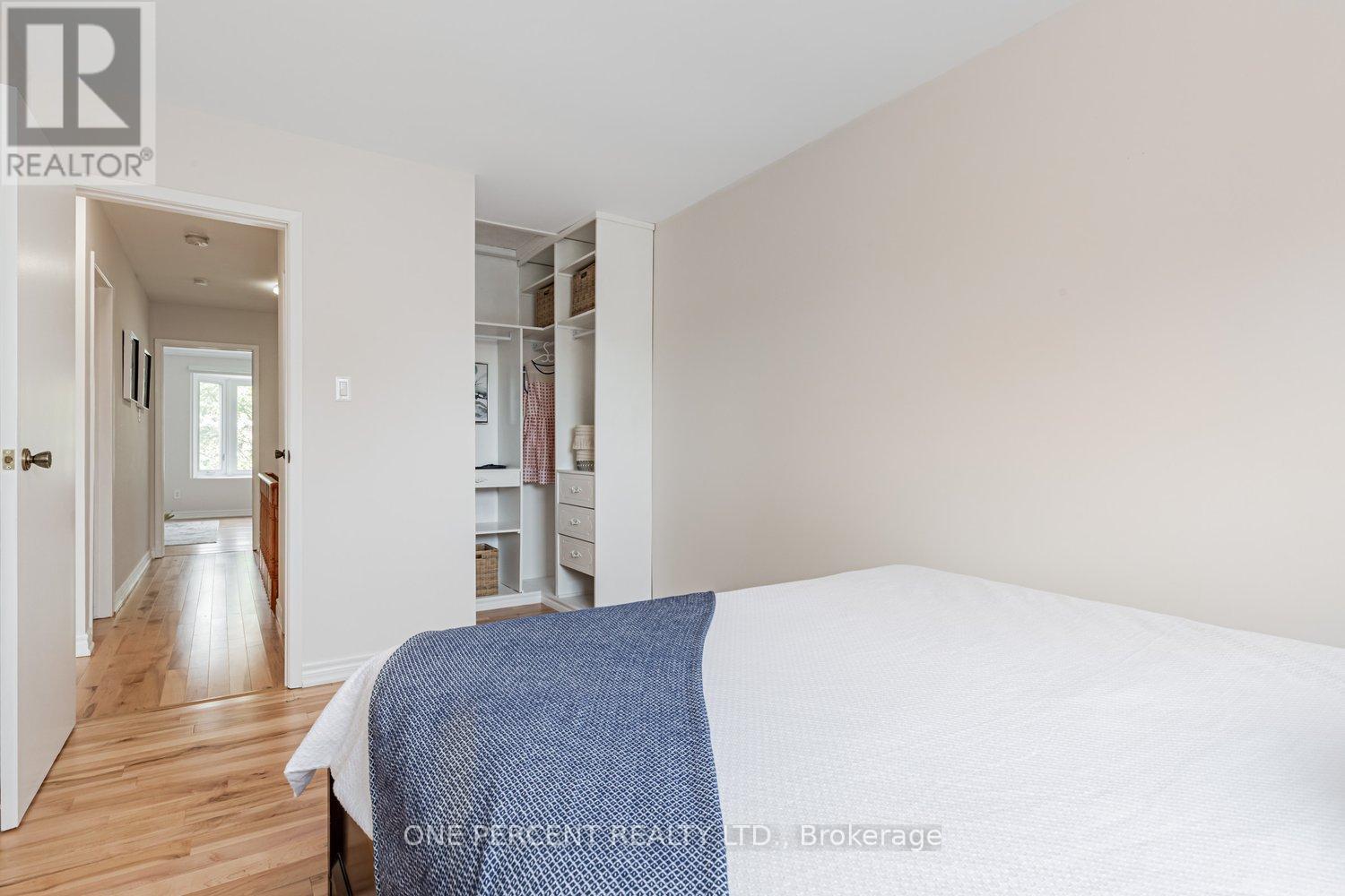 Photo 25 of 37 Lansbury Court, Vaughan ON