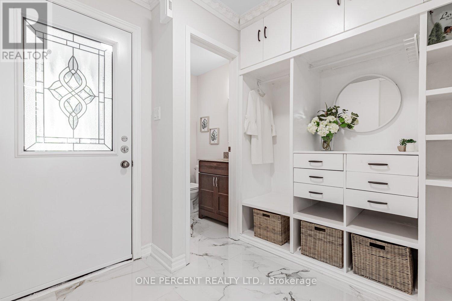 Photo 3 of 37 Lansbury Court, Vaughan ON