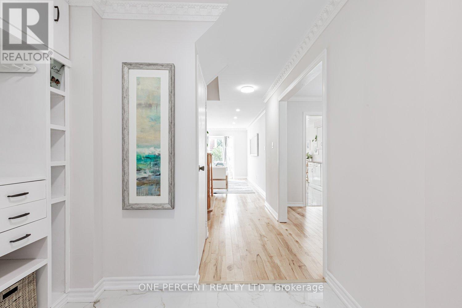 Photo 4 of 37 Lansbury Court, Vaughan ON