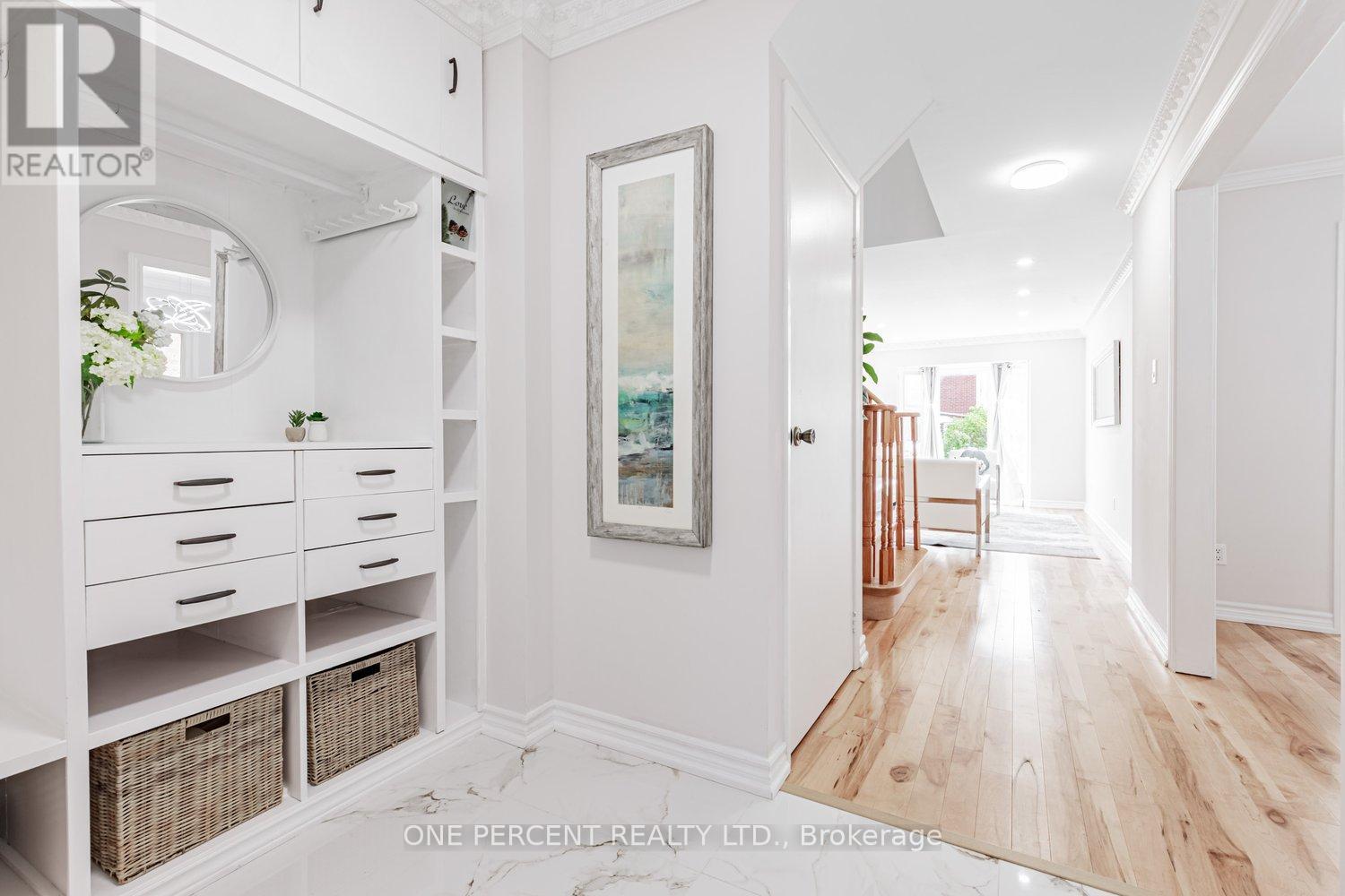 Photo 5 of 37 Lansbury Court, Vaughan ON