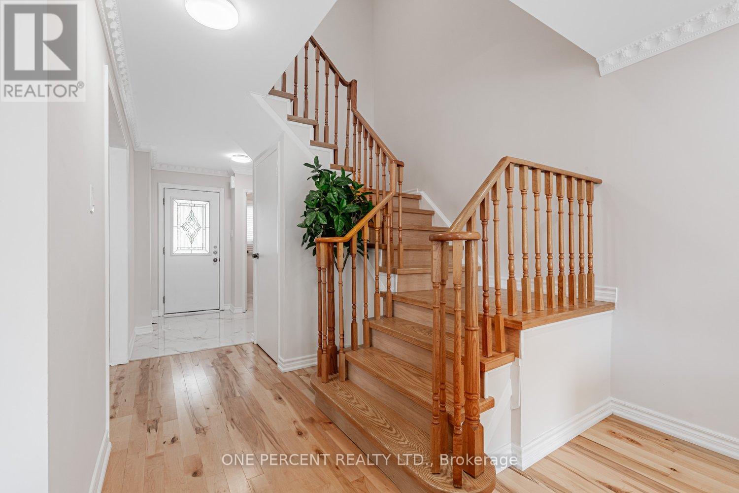 Photo 6 of 37 Lansbury Court, Vaughan ON