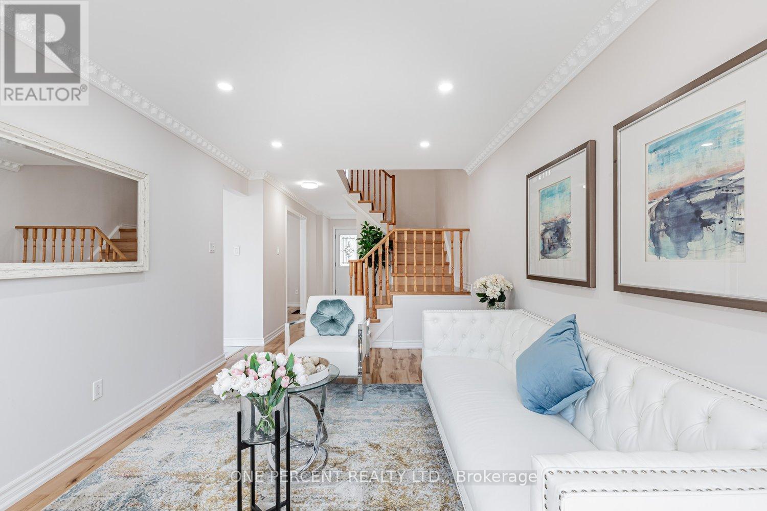 Photo 7 of 37 Lansbury Court, Vaughan ON