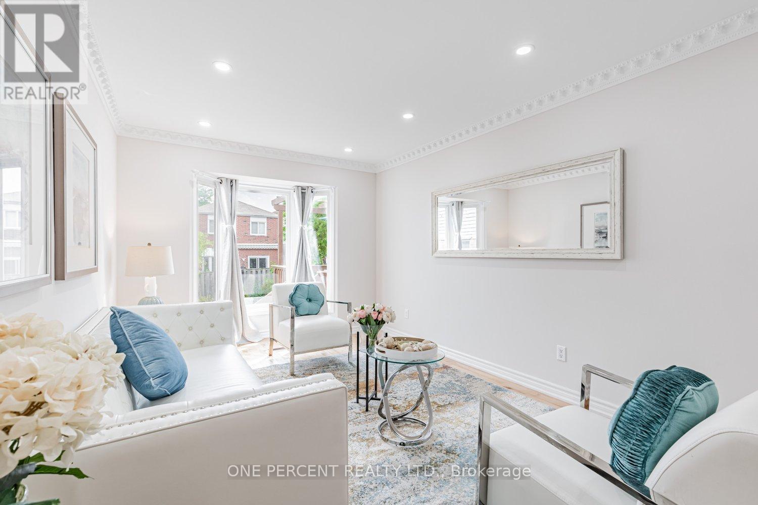 Photo 8 of 37 Lansbury Court, Vaughan ON