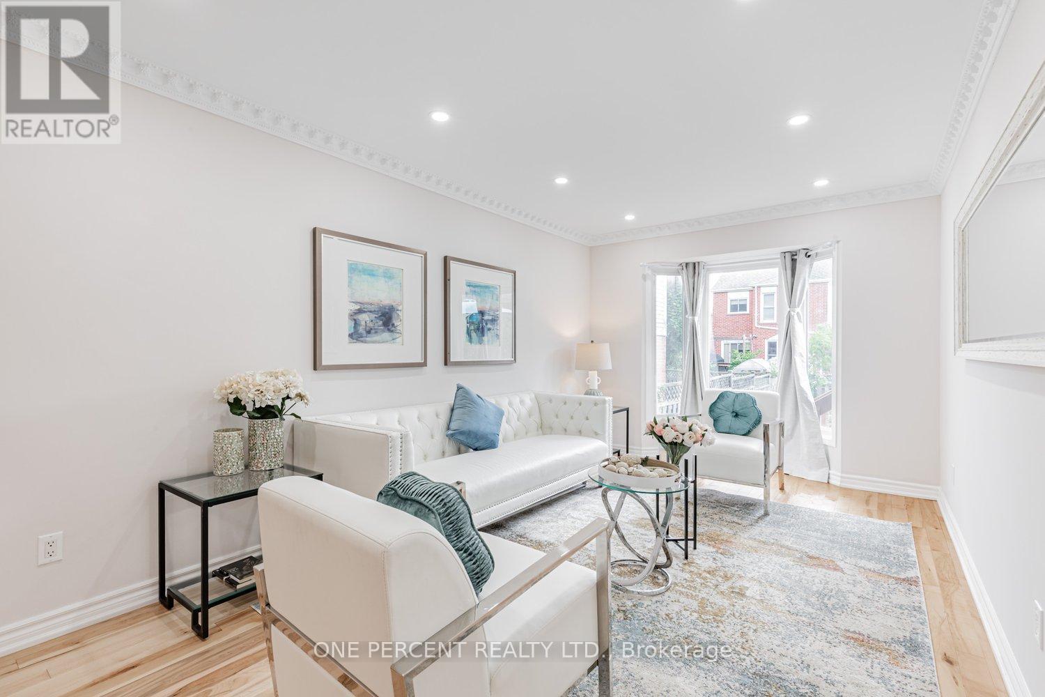 Photo 9 of 37 Lansbury Court, Vaughan ON