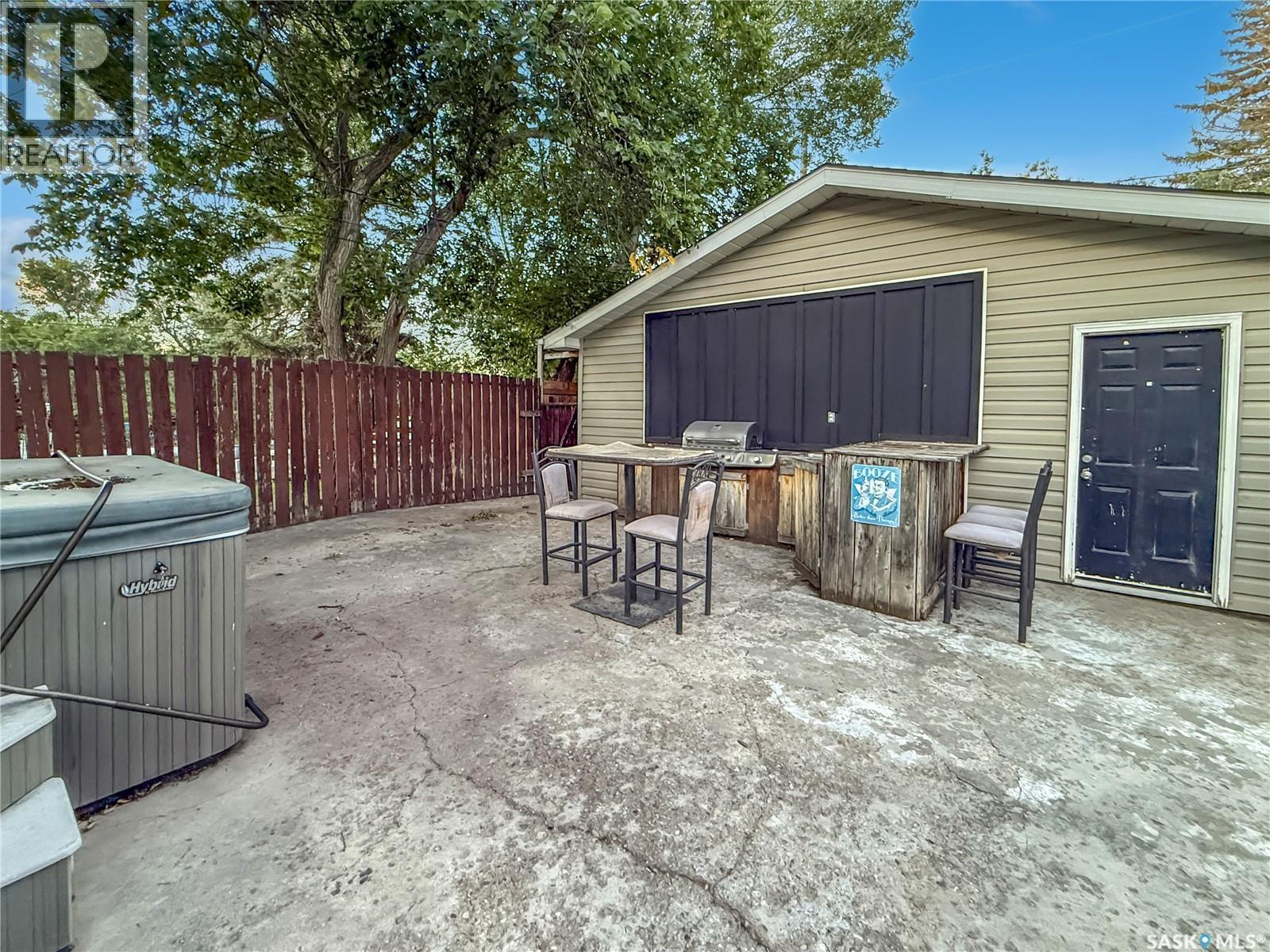 Single Family House 2 Level for Sale in  th AVENUE NW Swift Current 