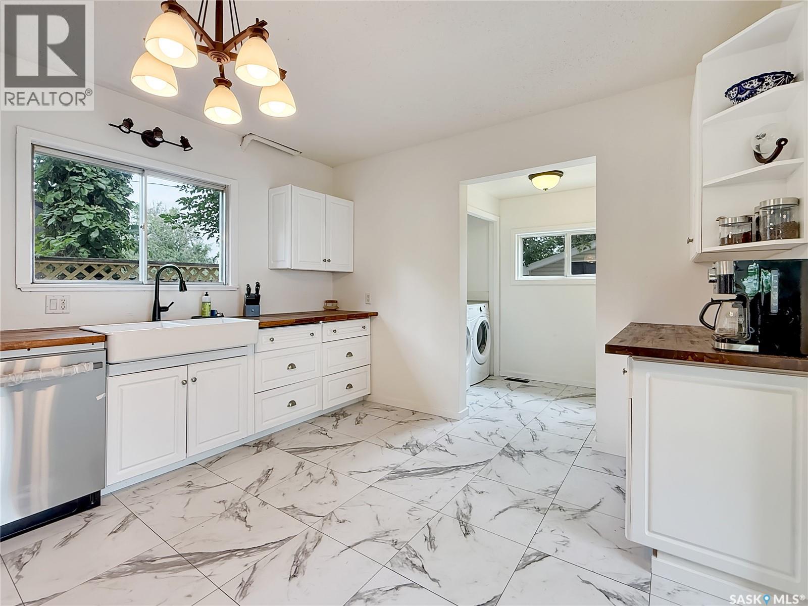 Single Family House 2 Level for Sale in  th AVENUE NW Swift Current 