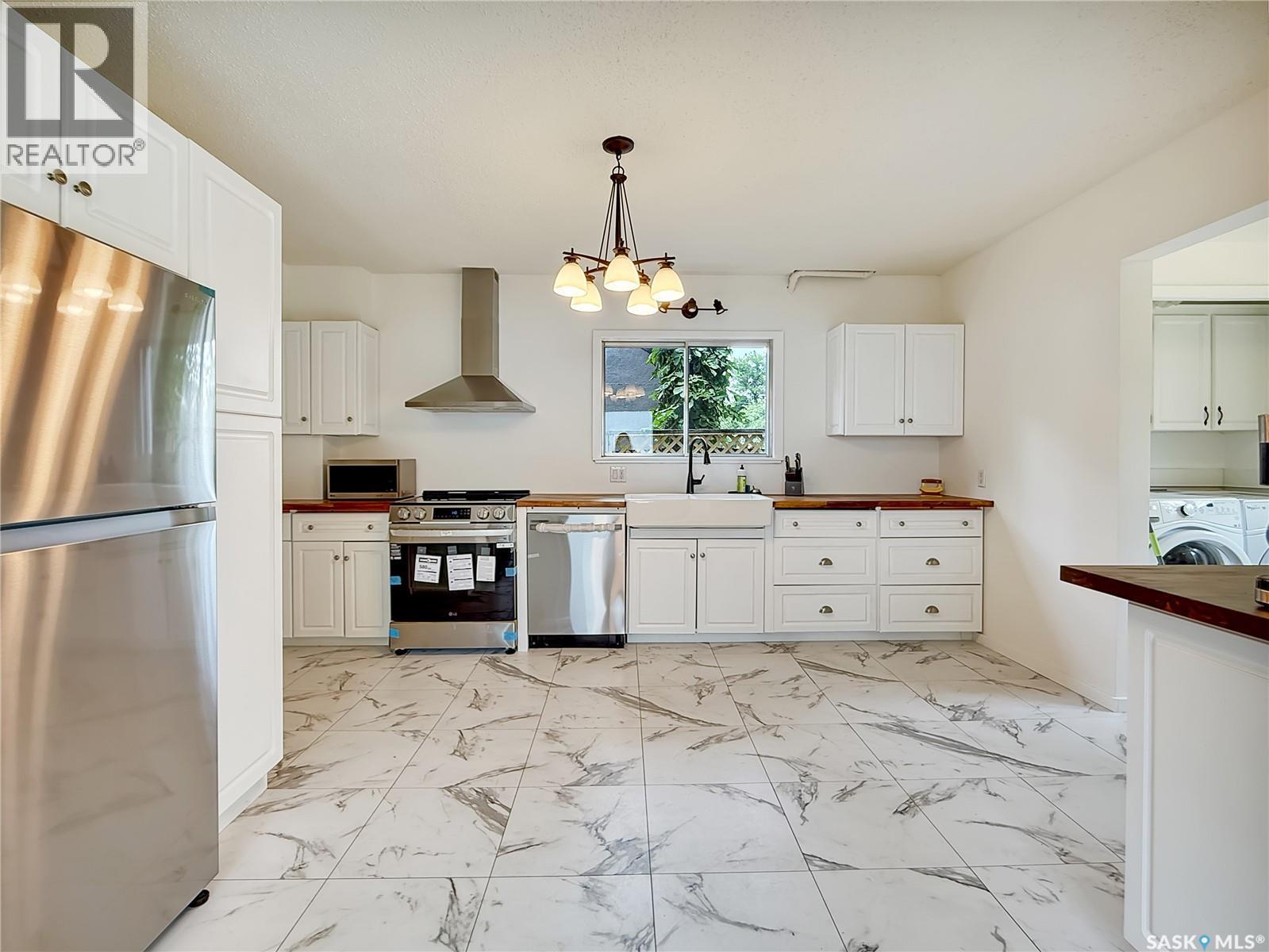 Single Family House 2 Level for Sale in  th AVENUE NW Swift Current 