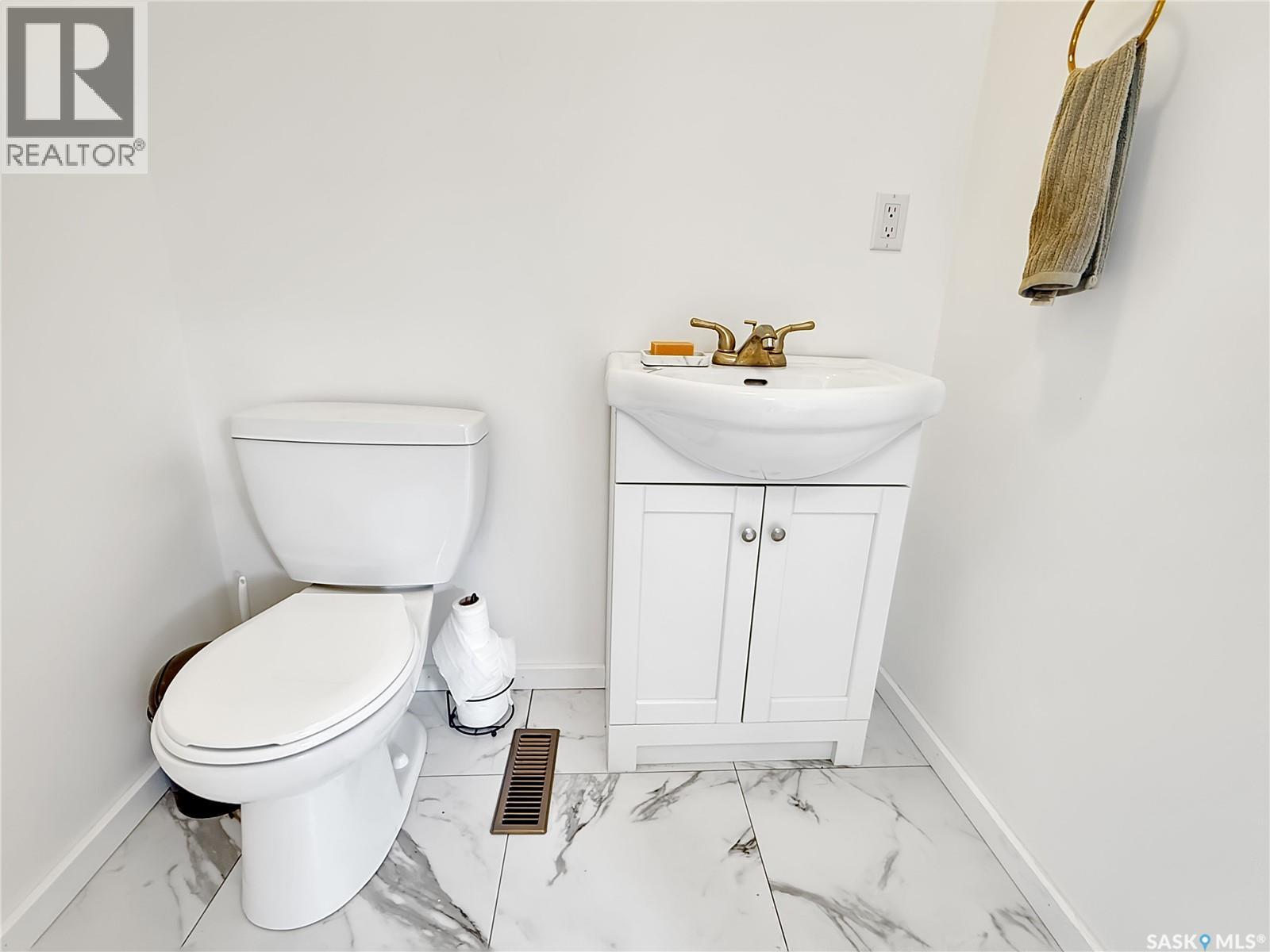 Single Family House 2 Level for Sale in  th AVENUE NW Swift Current 