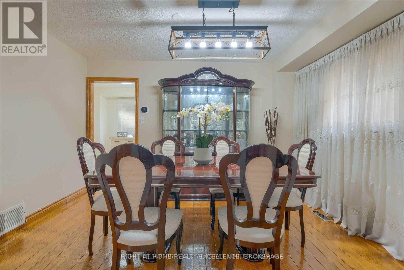 Photo 9 of 3334 Brandon Gate Drive, Mississauga ON
