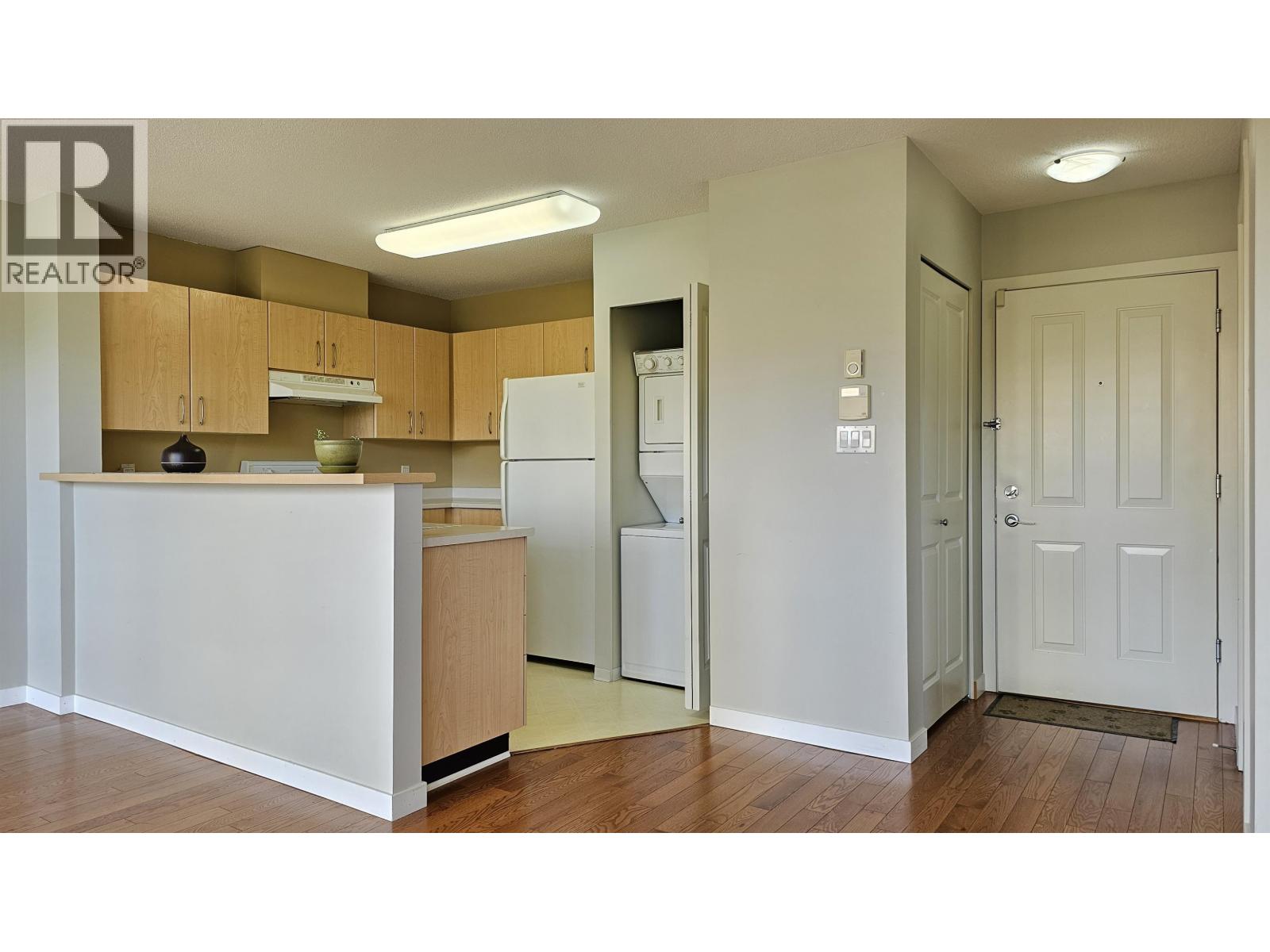 Photo 4 of 512 3588 Crowley Drive, Vancouver BC