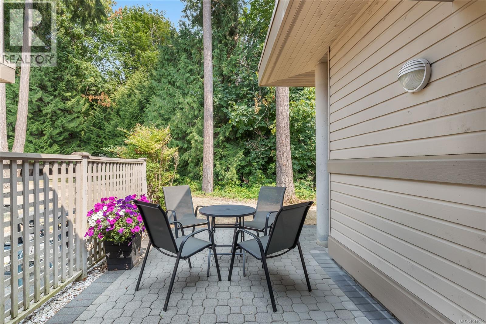 Photo 3 of 868 Lakes Blvd, Parksville BC