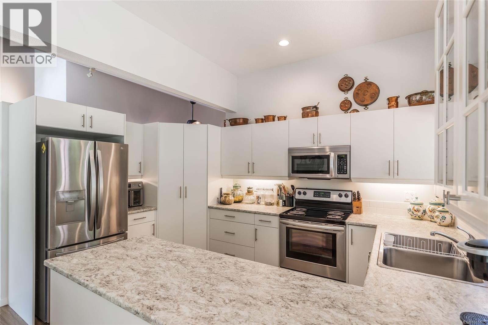 Photo 5 of 868 Lakes Blvd, Parksville BC