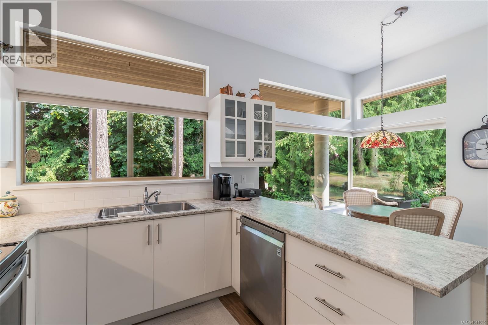 Photo 10 of 868 Lakes Blvd, Parksville BC