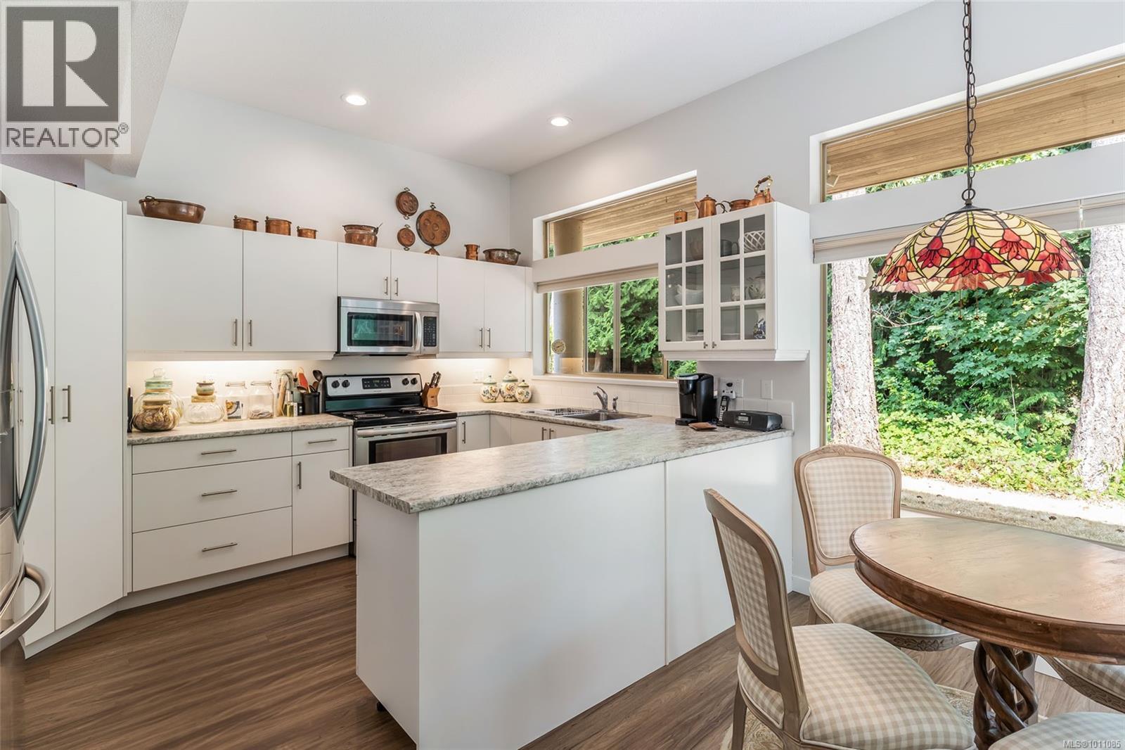 Photo 37 of 868 Lakes Blvd, Parksville BC