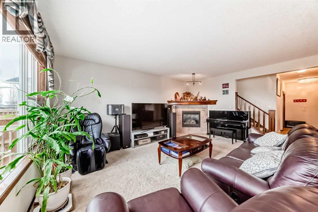 Photo 12 of 137 Pantego Road Nw, Calgary AB